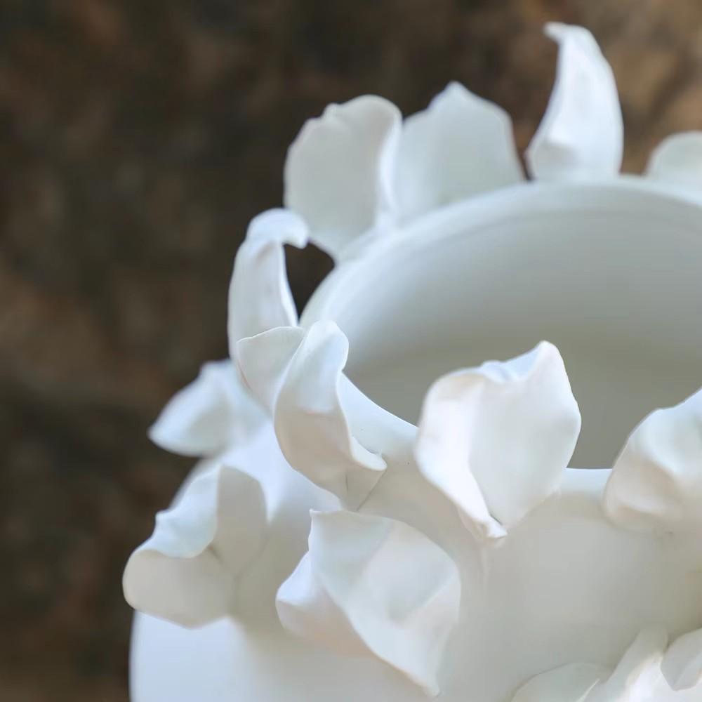 Merlin Living Grand Vase de Table en Céramique Fait Main avec Bourgeons Floraux Blancs