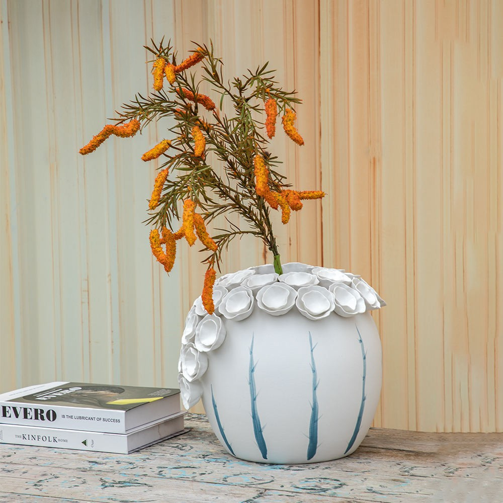 Merlin Living Vase en Céramique Fait Main avec Motif Bleu Peint et Fleur en Relief