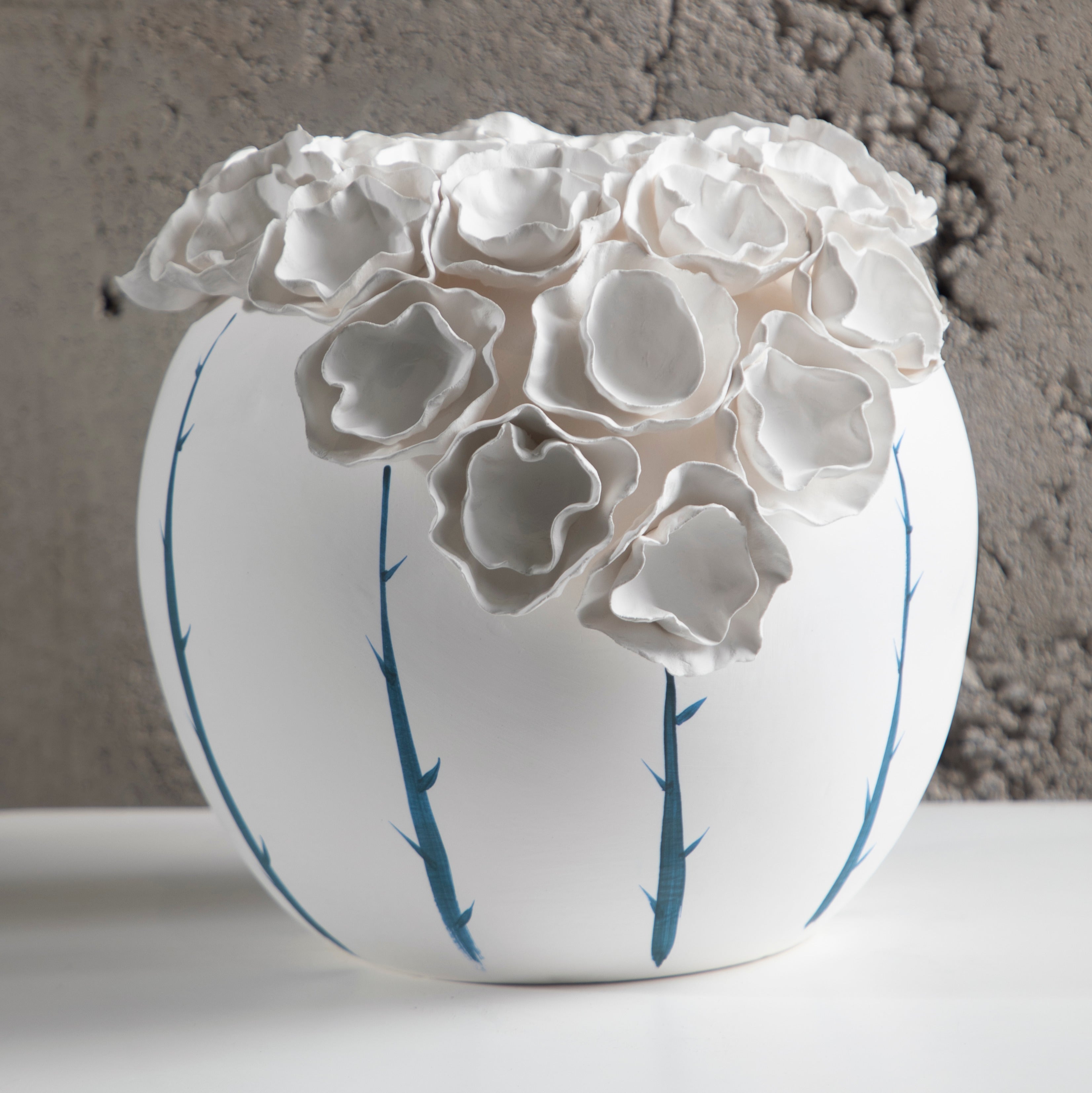 Merlin Living Vase en Céramique Fait Main avec Motif Bleu Peint et Fleur en Relief
