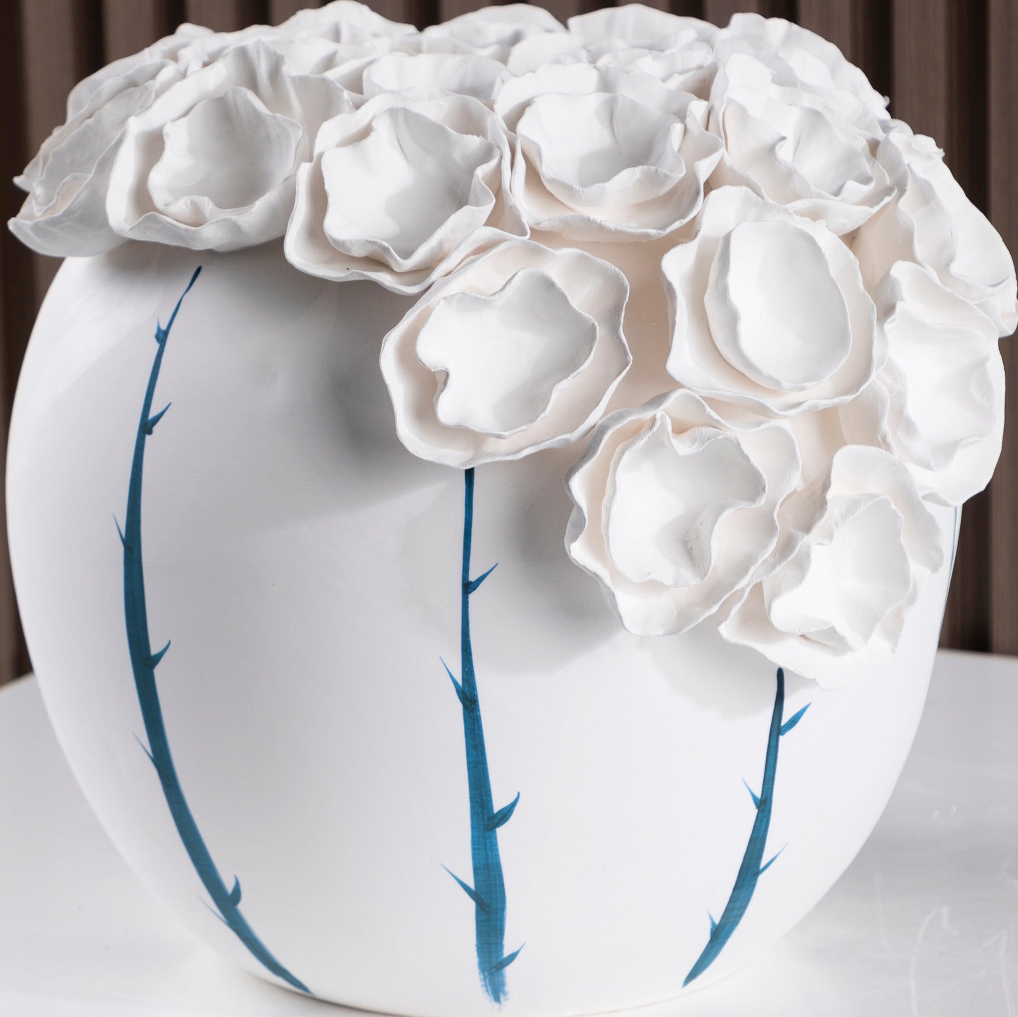 Merlin Living Vase en Céramique Fait Main avec Motif Bleu Peint et Fleur en Relief