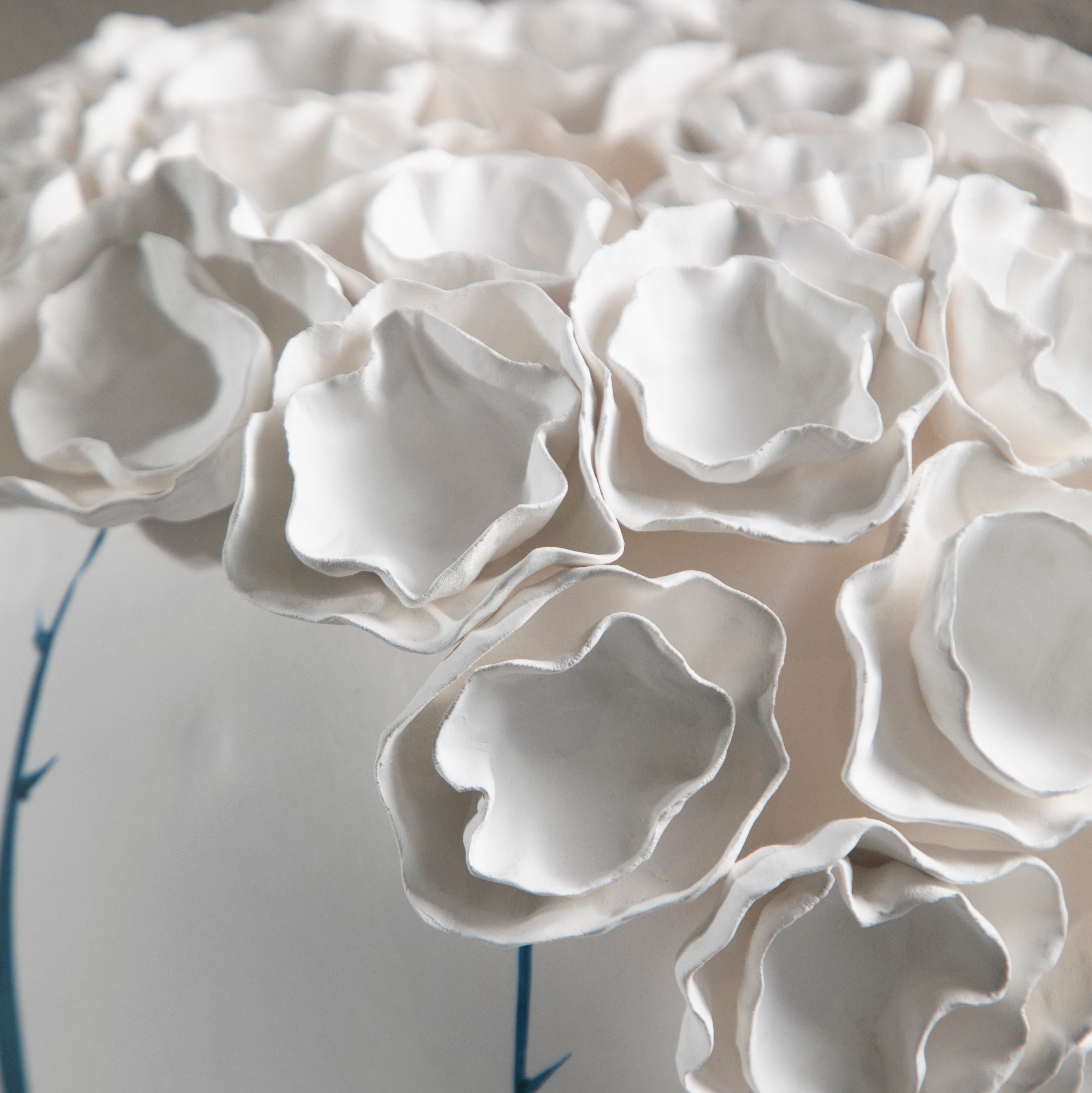 Merlin Living Vase en Céramique Fait Main avec Motif Bleu Peint et Fleur en Relief