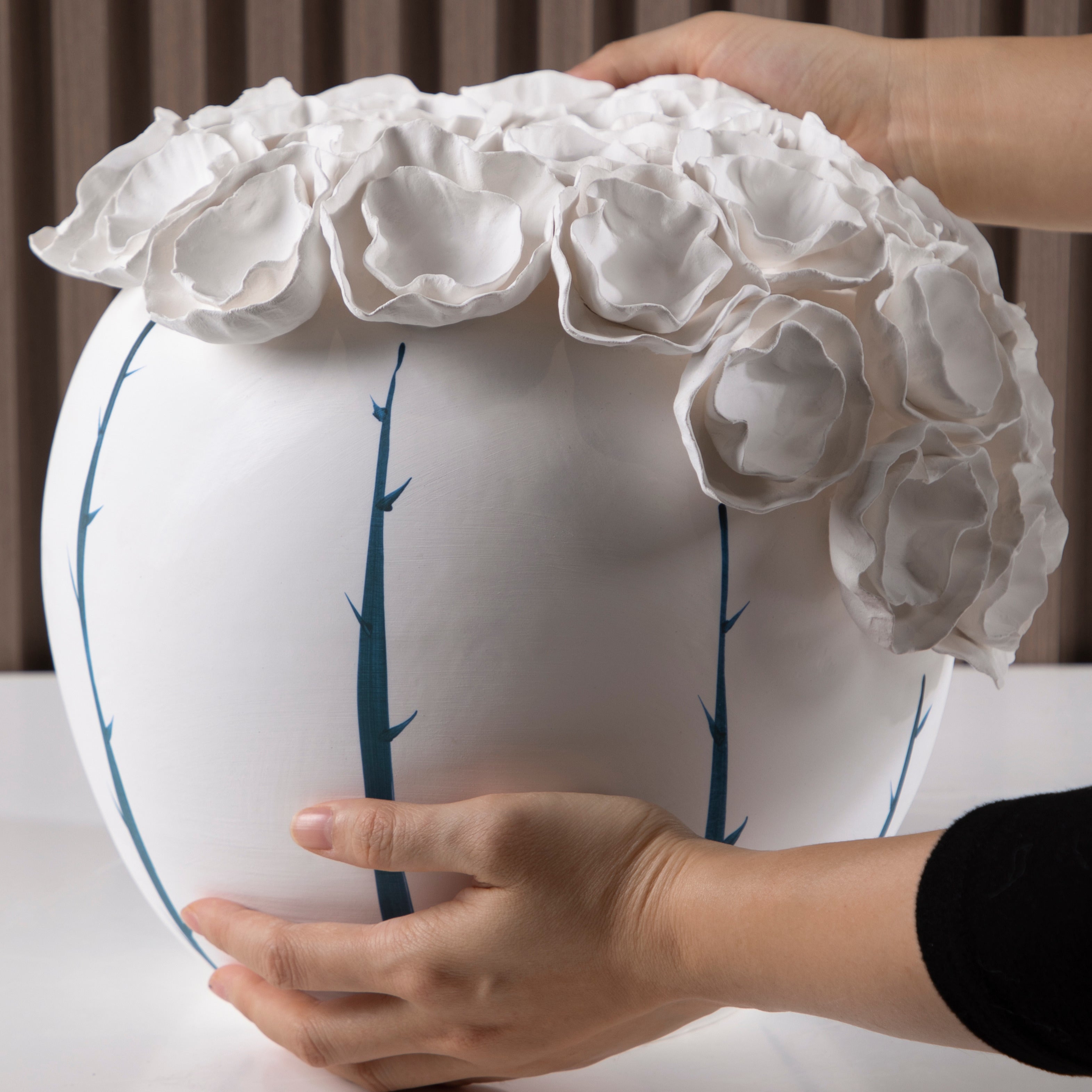 Merlin Living Vase en Céramique Fait Main avec Motif Bleu Peint et Fleur en Relief