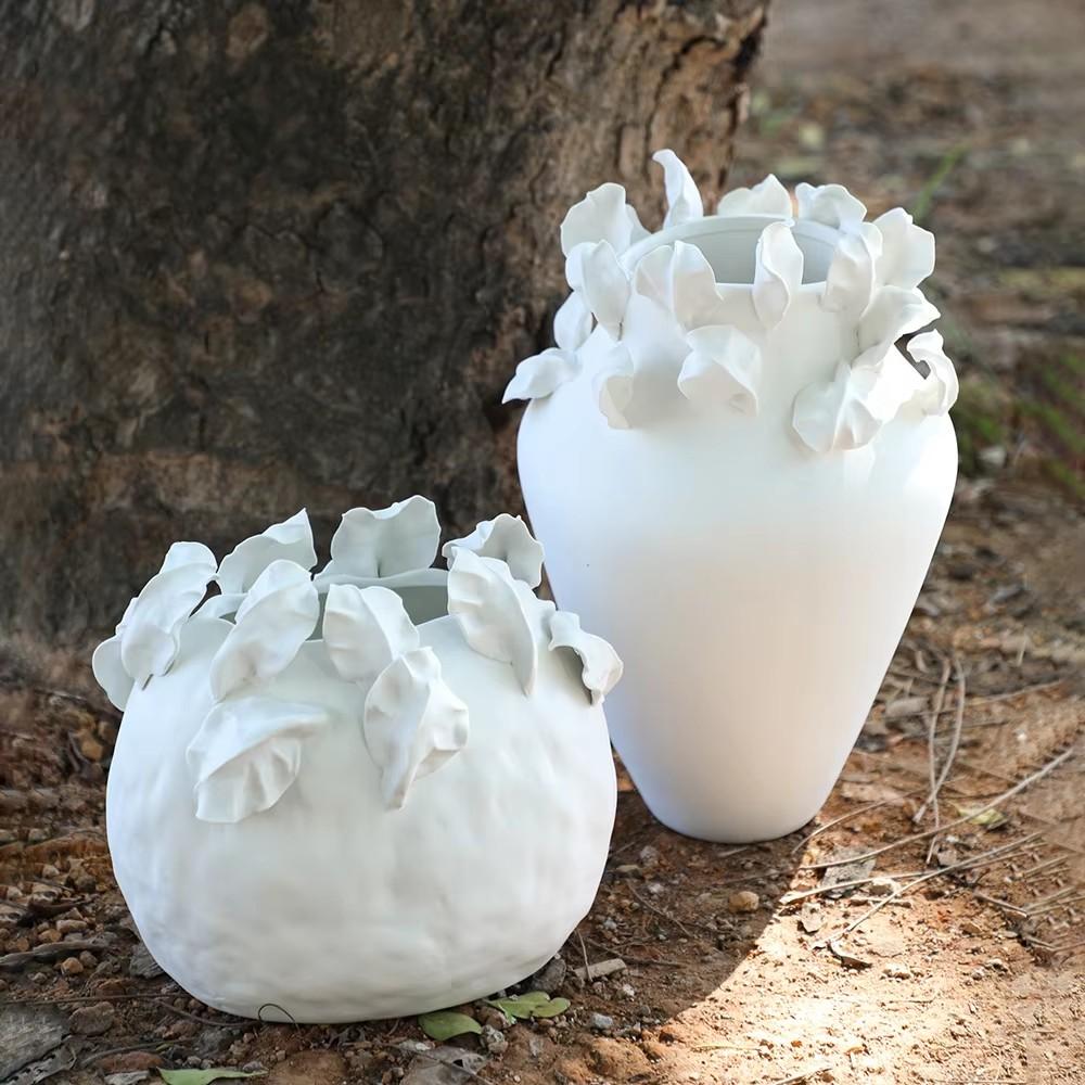 Merlin Living Grand Vase de Table en Céramique Fait Main avec Bourgeons Floraux Blancs