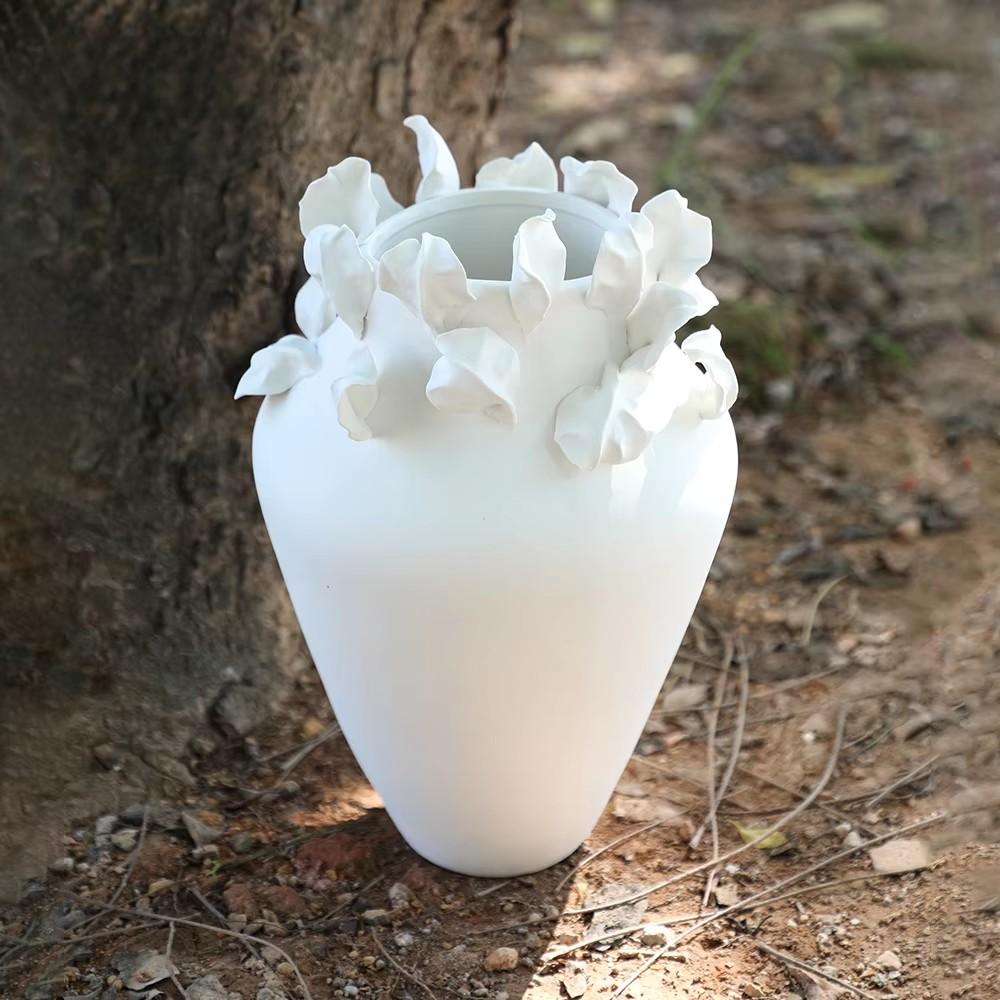 Merlin Living Grand Vase de Table en Céramique Fait Main avec Bourgeons Floraux Blancs