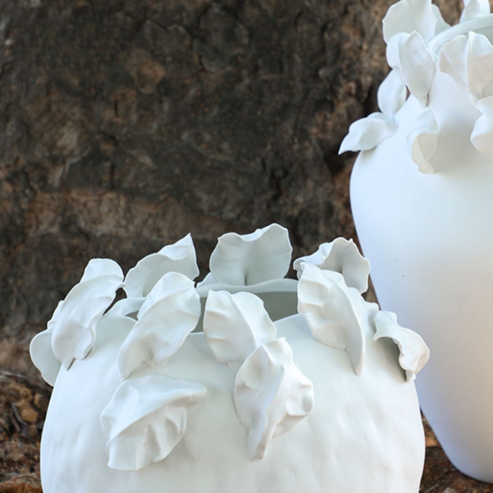 Merlin Living Grand Vase de Table en Céramique Fait Main avec Bourgeons Floraux Blancs