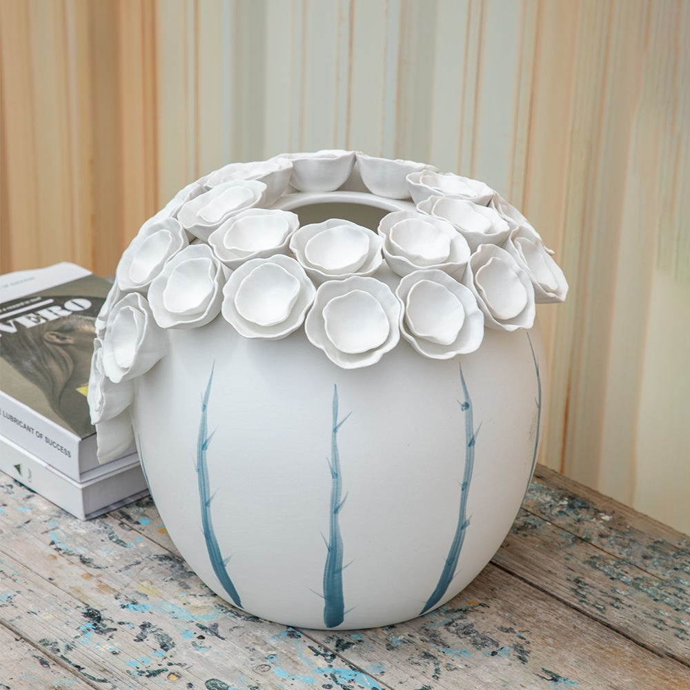 Merlin Living Vase en Céramique Fait Main avec Motif Bleu Peint et Fleur en Relief