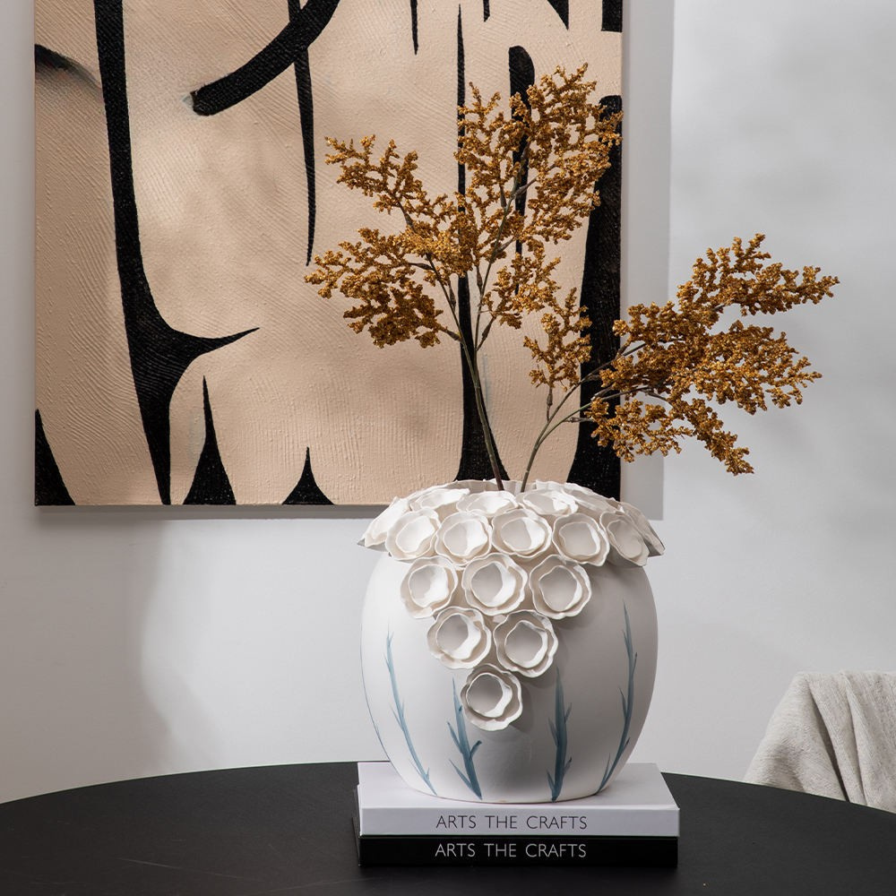 Merlin Living Vase en Céramique Fait Main avec Motif Bleu Peint et Fleur en Relief
